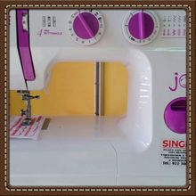 Singer Los Realejos maquina de coser con detalles morados